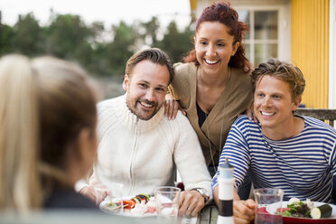 Glückliche Freunde beim Essen im Sommerhaus - MASF05580