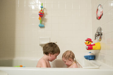 Geschwister sitzen zu Hause in der Badewanne - CAVF43032