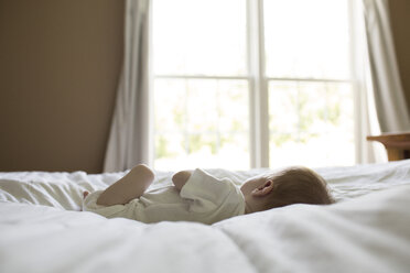 Ein kleiner Junge schläft auf einem Bett zu Hause - CAVF43073