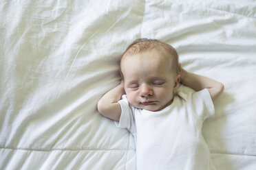 Hohe Winkel Ansicht von Baby Junge schlafen auf Bett - CAVF43074