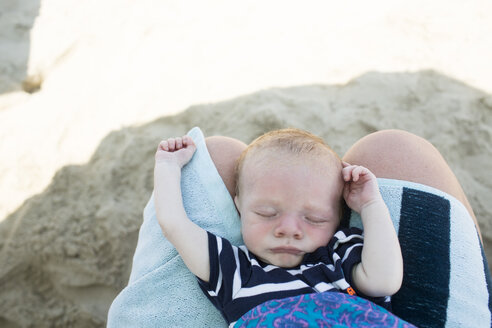 Mittelteil einer Mutter mit neugeborenem Sohn am Strand - CAVF43087