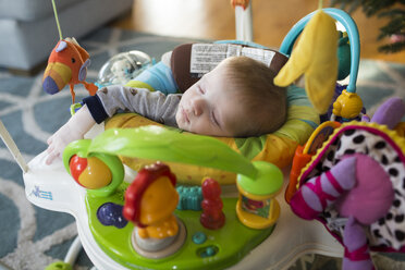 Hoher Blickwinkel des schlafenden kleinen Jungen in der Gehhilfe zu Hause - CAVF43103
