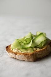 Nahaufnahme von getoastetem Brot mit Zucchini auf dem Tisch - CAVF43175