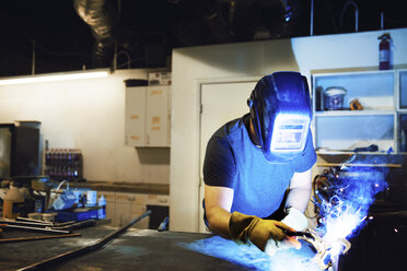 Handwerker beim Schweißen in der Metallwerkstatt - CAVF43198