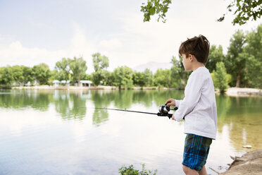 Seitenansicht eines Jungen beim Fischen im See - CAVF43214