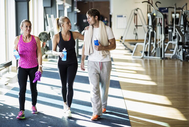 Freunde unterhalten sich beim Spazierengehen im Fitnessstudio - MASF05687