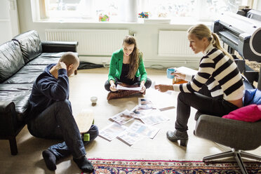 Geschäftsleute im kreativen Büro im Gespräch - MASF05775