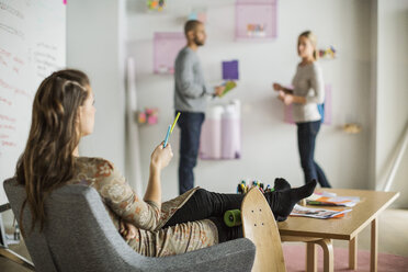 Geschäftsfrau instruiert Mitarbeiter in einem kreativen Büro - MASF05778