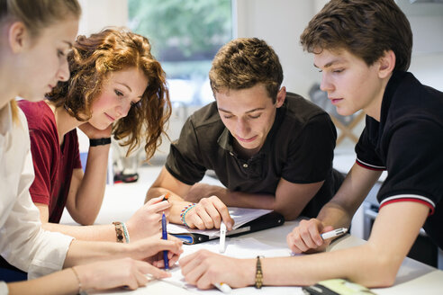 Junge Studenten lernen gemeinsam am Tisch - MASF05898