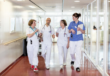 Ein Ärzteteam unterhält sich auf dem Krankenhausflur - MASF05986