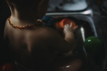 Hohe Winkel Nahaufnahme von Baby-Mädchen spielen mit Spielzeug in der Küche Waschbecken zu Hause - CAVF43474