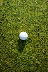 Hohe Winkel Ansicht von Golfball auf Gras - CAVF43531