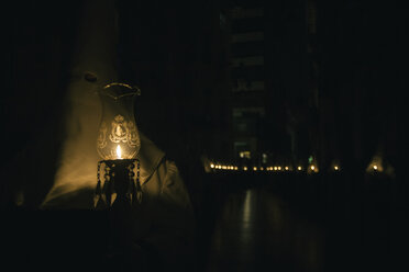 Beleuchtete Kerzenlaterne in der Dunkelkammer - CAVF43538