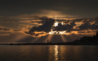 Blick auf das Meer gegen den bewölkten Himmel bei Sonnenuntergang - CAVF43557