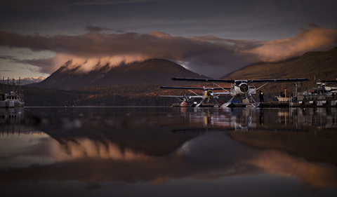 Doppeldecker geparkt in See gegen Berg bei Sonnenuntergang, lizenzfreies Stockfoto