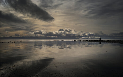 Blick auf das Meer vor bewölktem Himmel - CAVF43567