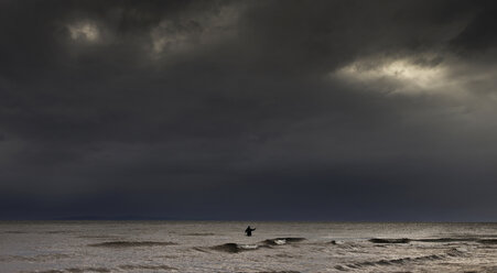 Silhouette Person im Meer gegen bewölkten Himmel - CAVF43571