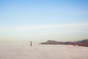 Wolken über der Golden Gate Bridge vor blauem Himmel - CAVF43654