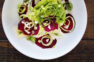 Draufsicht auf Gemüsesalat im Teller - CAVF43685