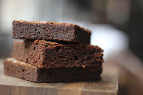 Nahaufnahme von Brownie-Scheiben auf Holztisch - CAVF43704