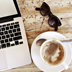 Kaffee, Sonnenbrille und Laptop auf Holz - CAVF43716