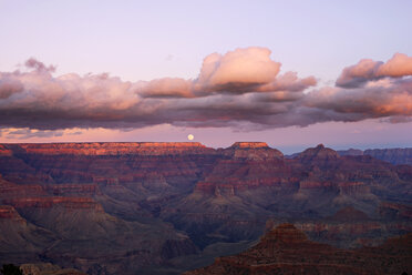 Wolken und Mond über dem Grand Canyon in der Abenddämmerung - CAVF43731