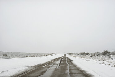 Leere Straße im Winter - CAVF43734