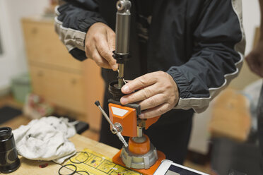 Mittelteil eines Mechanikers bei der Arbeit in der Werkstatt - CAVF43757