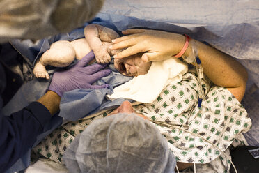 Hohe Winkel Ansicht der Mutter mit neugeborenem Baby im Krankenhaus - CAVF43827
