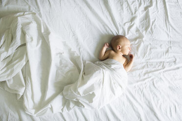 Hohe Winkel Ansicht von Baby-Junge schlafen auf Bett zu Hause - CAVF43831