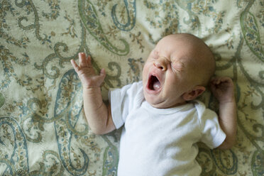 Hohe Winkel Ansicht von Baby Junge gähnt beim Schlafen auf Bett zu Hause - CAVF43833