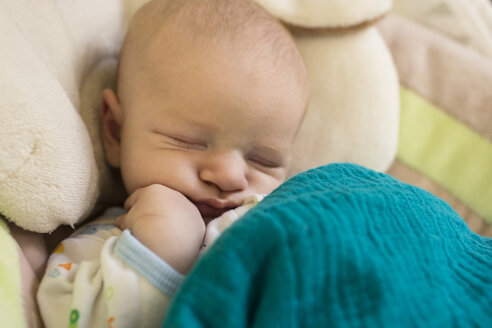 Hohe Winkel Ansicht von Baby-Junge schlafen auf bassinet zu Hause - CAVF43837