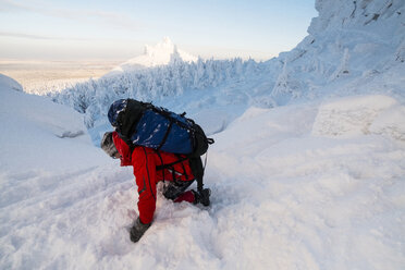 Hohe Winkel Ansicht der Wanderer Balancieren auf schneebedeckten Hügel - CAVF43857