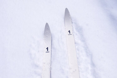 Hochformatige Ansicht von Skiern mit der Nummer 1 auf einem schneebedeckten Feld - CAVF43862