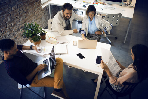 Geschäftsleute arbeiten am Tisch im Büro - CAVF43929