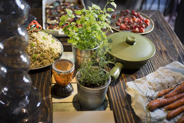Hohe Winkel Ansicht der verschiedenen Lebensmittel von Topfpflanzen auf dem Tisch in der Heimat serviert - CAVF44000