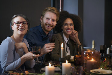 Freunde genießen das Essen zu Hause während der Weihnachtszeit - CAVF44004