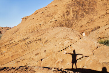 Schatten eines Jungen auf einem Felsen im Valley of Fire State Park - CAVF44092