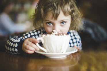 Porträt eines Mädchens mit Eiskaffee-Schokoladeneis in einem Cafe - CAVF44170