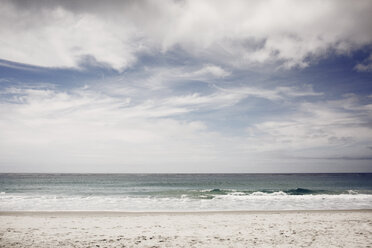 Landschaftlicher Blick auf den Strand gegen den bewölkten Himmel - CAVF44253