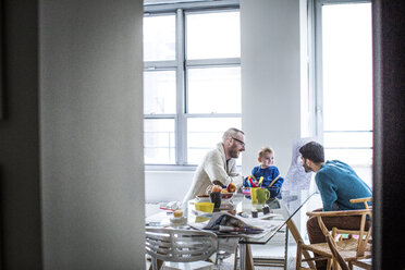 Väter schauen ihre Tochter beim Zeichnen im Wohnzimmer an - CAVF44320