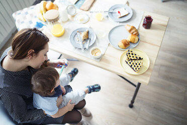 Hohe Winkel Ansicht der Mutter Fütterung Frühstück zu Sohn am Tisch - CAVF44474