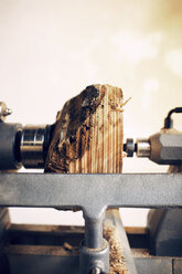 Holz wird in der Werkstatt maschinell bearbeitet - CAVF44593
