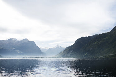 Blick auf das Meer und die Berge bei bewölktem Himmel - CAVF44614