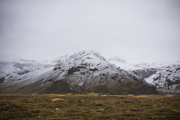 Blick auf die schneebedeckten Berge bei nebligem Wetter - CAVF44616