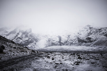 Blick auf die schneebedeckten Berge bei nebligem Wetter - CAVF44617