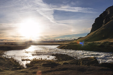 Landschaftlicher Blick auf Fluss und Berge gegen den Himmel an einem sonnigen Tag - CAVF44624