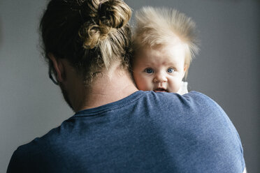 Porträt einer vom Vater getragenen Tochter vor grauem Hintergrund - CAVF44680