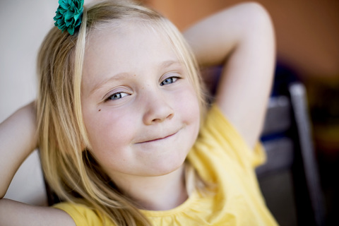 Porträt eines lächelnden kleinen Mädchens, lizenzfreies Stockfoto