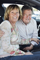 Porträt eines glücklichen Paares im Auto sitzend - MASF06078